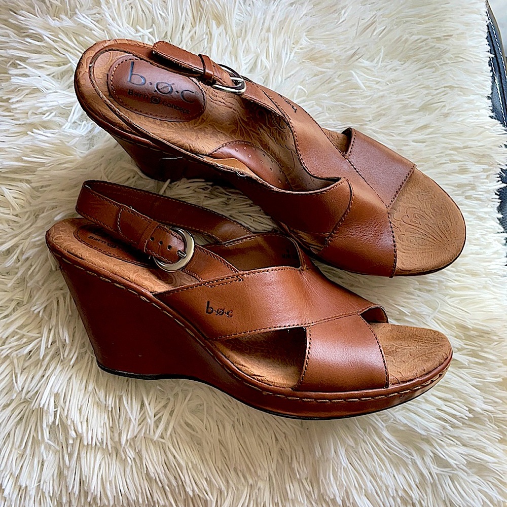 🍁🍁Born b.o.c. Brown leather 3.5 inch wedge sandal 9 GUC